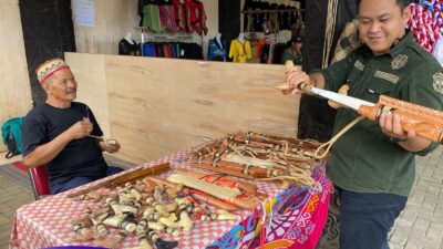 Ukiran Mandau Lidang dari Sekolaq Joleq Pikat Pengunjung PEDA XI di Taman Budaya Sendawar