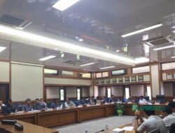 Jalan Rusak Akibat Truk CPO Overload, Warga Bentian Datangi Kantor Bupati Kubar